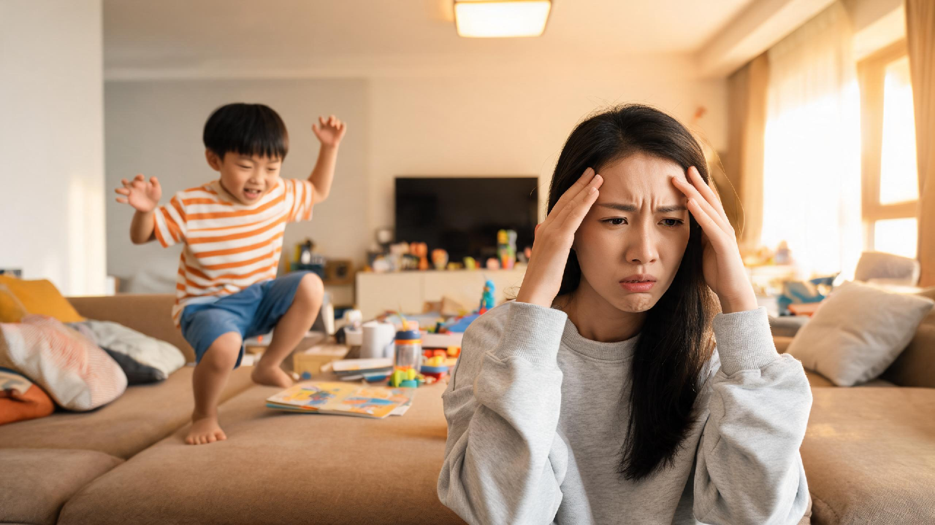 jimeng-2026-06-26-6322-一位中国年轻妈妈坐在沙发上，表情焦虑困惑，双手扶额，面前是一个5-6岁的中国小男....png